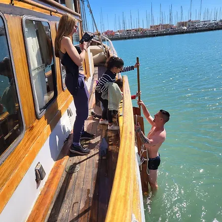 Hotel na wodzie Bateau Pirate