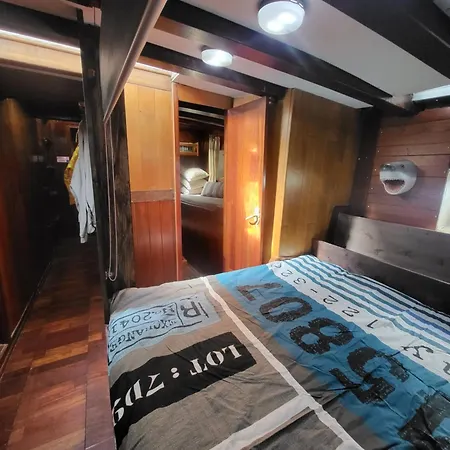Bateau Pirate Hotel na wodzie